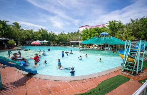 Vi Thanh Hotel | Discover Khách Sạn Bông Sen: Pet-Friendly with Pool Access