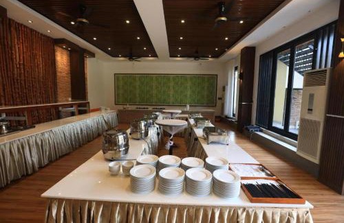 Ha Tien Hotel | Discover Comfort at Khách sạn HÀ TIÊN XƯA with Pool & Breakfast