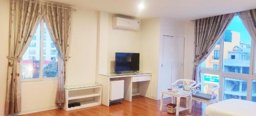 Long Bien Hotel | Discover Khách sạn Phúc Thành: Family-Friendly Retreat