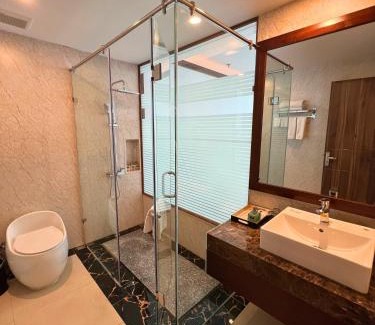 Van Lam Hotel | Discover Relaxation at Khách sạn Phương Anh with Ocean Views