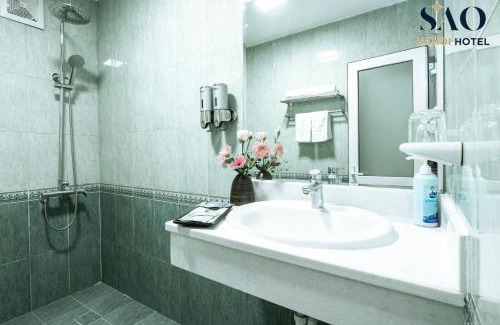 Long Bien Hotel | Top-Rated Khách Sạn Sao: Family-Friendly with Hot Tub