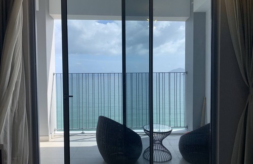 Tran Phu Beach Apartment | Discover Khâch San & Cân Ho Panorama: Poolside Relaxation