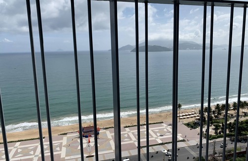Tran Phu Beach Apartment | Discover Khâch San & Cân Ho Panorama: Poolside Relaxation