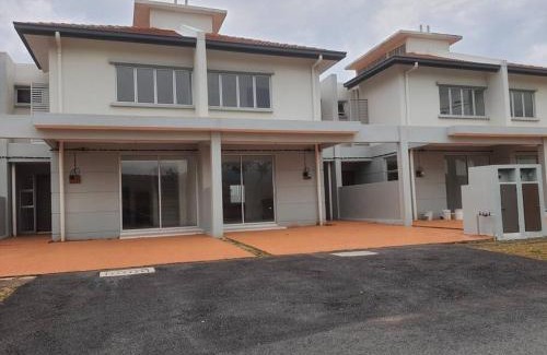 Alor Gajah House | Family-Friendly Khaleesi Afamosa Residency Homestay Awaits