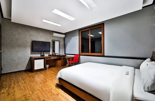 Chorye Hotel | Accessible Comfort at Khan Motel with Free Breakfast