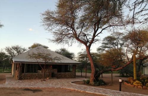Omaruru Hotel | Guest Rated 10/10: Khan River Lodge with Pool & Breakfast