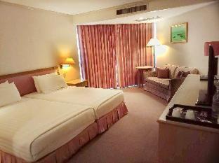 Khanom Hotel | Relaxing Khanom Golden Beach Hotel with Oceanfront Access