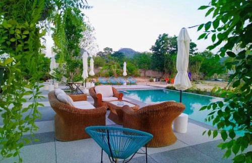 Na Chom Thian Hotel | Relax at Khao Chi Chan Resort with Pool and Pet-Friendly Amenities