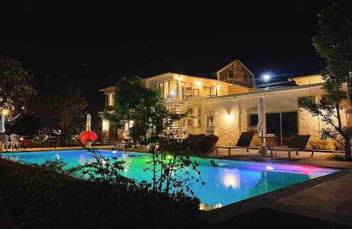 Na Chom Thian Hotel | Relax at Khao Chi Chan Resort with Pool and Pet-Friendly Amenities