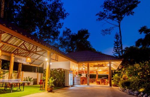 Phanom Resort | Relax at Khao Sok River Home Resort with Hot Tub & Dining