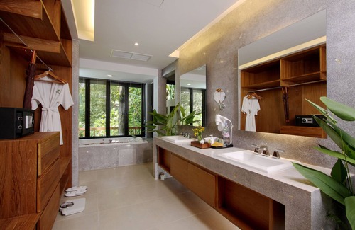 Khao Lak Hotel | Escape to Khaolak Paradise Resort: 4-Star Ocean View Retreat