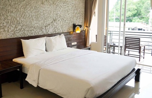 Khuk Khak Beach Hotel | Relax at Khaolak Suthawan Resort with Ocean Views & Pool