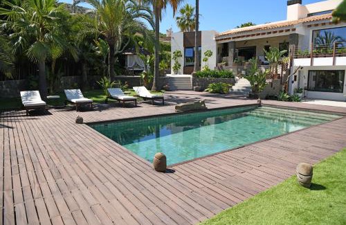 El Albir Bed & Breakfast | Kharisma: Oceanfront Retreat with Pool & 9.6/10 Ratings
