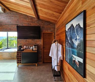 Jaboticatubas Ski Chalet | Romantic Getaway at Khaya Chalés with Hot Tub and 10/10 Rating