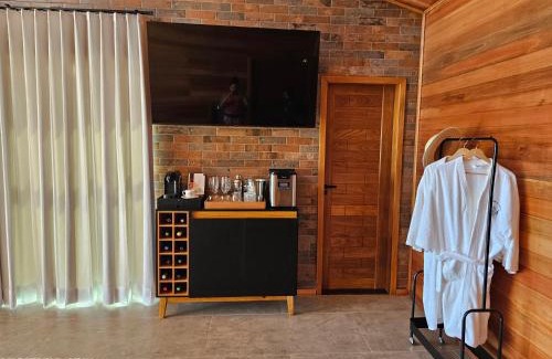 Jaboticatubas Ski Chalet | Romantic Getaway at Khaya Chalés with Hot Tub and 10/10 Rating