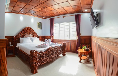 Moung Ruessei Hotel | Relax at Kheang Oudom Hotel: Pool, Spa & Family-Friendly
