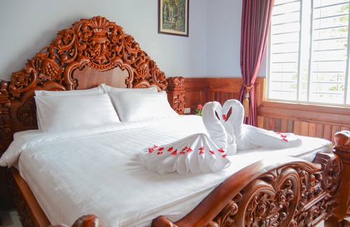Moung Ruessei Hotel | Relax at Kheang Oudom Hotel: Pool, Spa & Family-Friendly