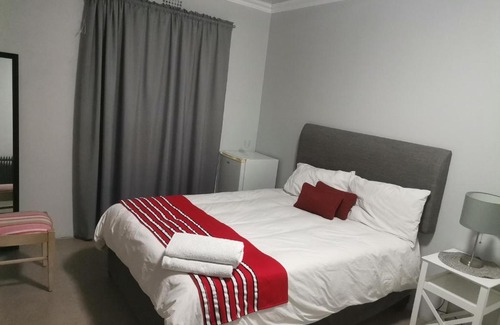 Khayelitsha Bed & Breakfast | Cozy KHIWA bnb: Family-Friendly with Pet Amenities