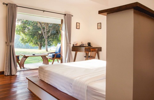 Kampot Hotel | Indulge in Khla Lodge: Double Room with Pool View
