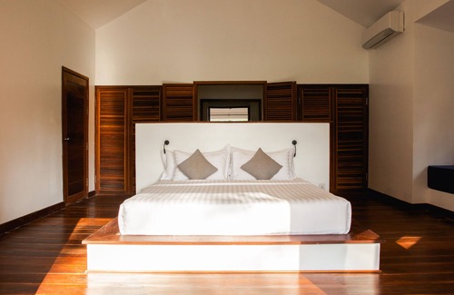 Kampot Hotel | Indulge in Khla Lodge: Double Room with Pool View