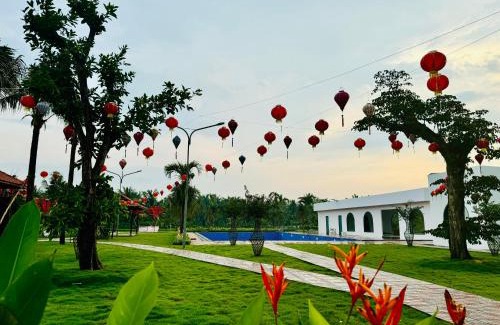 Chau Thanh Hotel | Explore Khu Nghỉ Dưỡng Sen Hong Town with Pool & Ocean View
