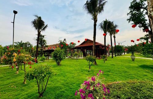 Chau Thanh Hotel | Explore Khu Nghỉ Dưỡng Sen Hong Town with Pool & Ocean View