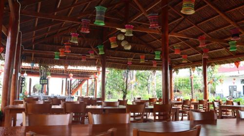 Chau Thanh Hotel | Explore Khu Nghỉ Dưỡng Sen Hong Town with Pool & Ocean View