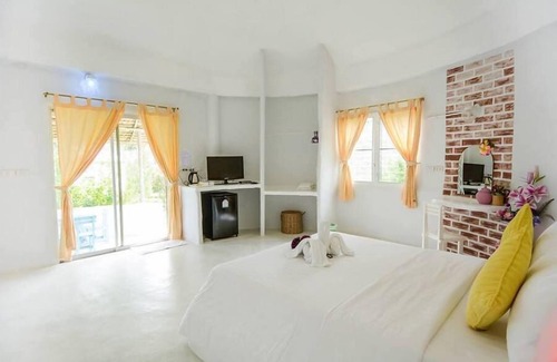 Ratchaburi Hotel | Indulge at Khun Khao Tamnan Prai Resort with Pool & Spa