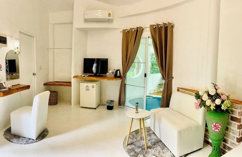 Ratchaburi Hotel | Indulge at Khun Khao Tamnan Prai Resort with Pool & Spa