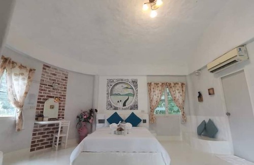 Ratchaburi Hotel | Indulge at Khun Khao Tamnan Prai Resort with Pool & Spa