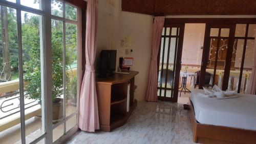 Koh Tao Hotel | Relaxing Oceanfront Stay at Khun Ying House - Guest Rated 8.1