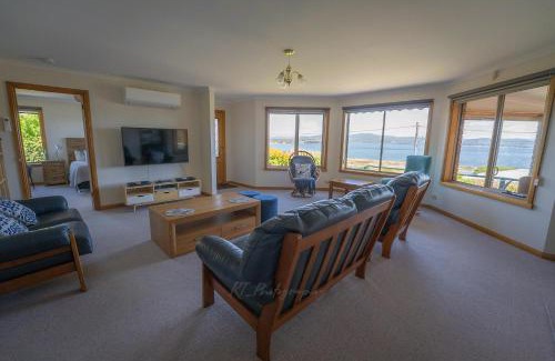 Akaroa House | Beautiful Kiama Cottage with Ocean View by the Bay