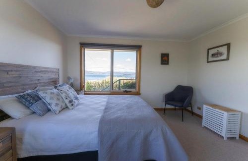Akaroa House | Beautiful Kiama Cottage with Ocean View by the Bay