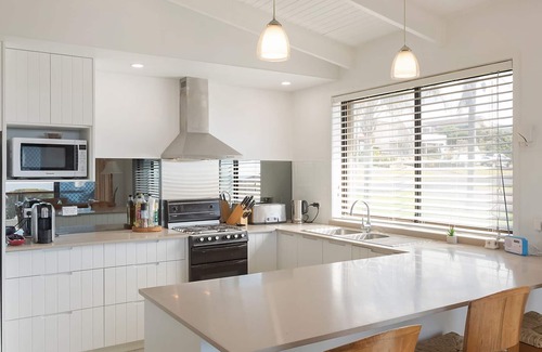 Kianga House | Kianga Parade Beach House: Pet-Friendly Oceanfront Retreat