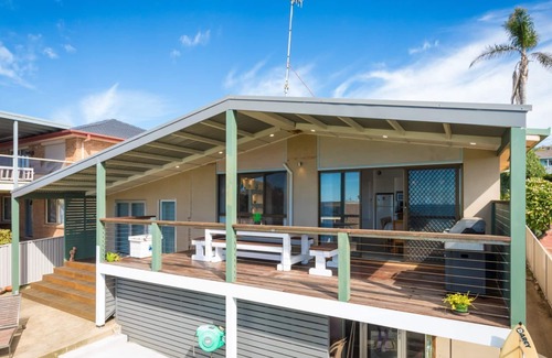 Kianga House | Kianga Parade Beach House: Pet-Friendly Oceanfront Retreat