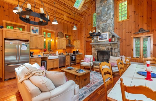 Old Fort Cottage | Experience Kibbin: Private Stone Cottage by the Creek