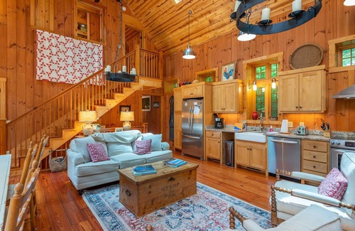 Old Fort Cottage | Experience Kibbin: Private Stone Cottage by the Creek
