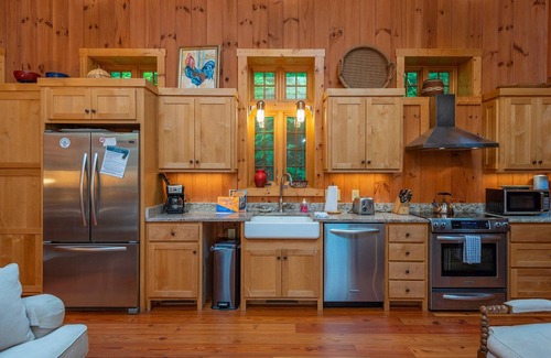 Old Fort Cottage | Experience Kibbin: Private Stone Cottage by the Creek
