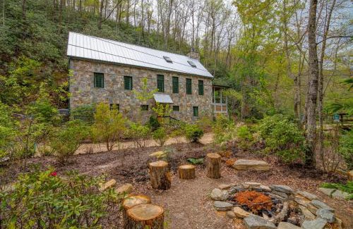 Old Fort House | Exclusive Kibbin Private Stone Cottage by the Creek