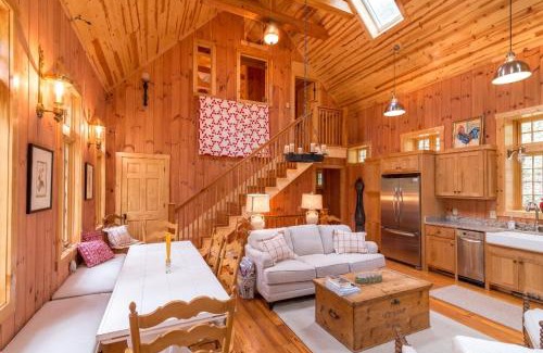 Old Fort House | Exclusive Kibbin Private Stone Cottage by the Creek
