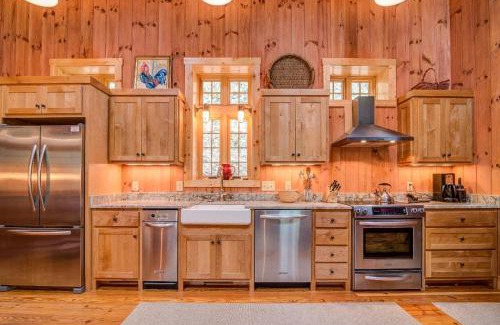 Old Fort House | Exclusive Kibbin Private Stone Cottage by the Creek
