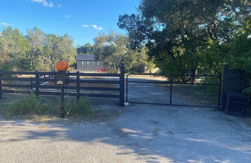 Austin Cottage | Kick back and relax in this calm, stylish place located in a quiet rural area