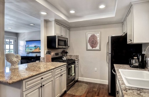 Corona del Mar Condo | Relaxing Retreat with Large Patio Steps from Beach & Village