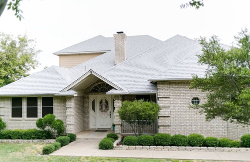 Granbury House | Unforgettable Lakefront Retreat with Spa and Ocean Views