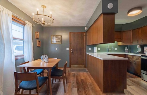 Van Wert House | Relaxing Family Retreat: Peaceful 1970’s Ranch Getaway