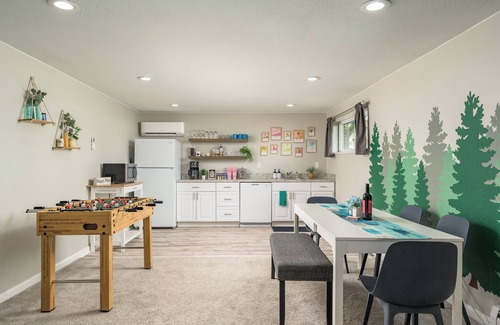 Lamar Heights Area House | Chic Retreat: 3bd Haven Near Downtown with Spa Access
