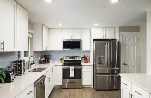 Lamar Heights Area House | Chic Retreat: 3bd Haven Near Downtown with Spa Access