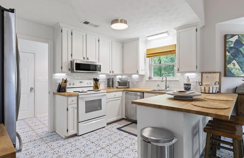 Dadeville Cottage | Lakefront Cottage Near Auburn with Pool & Spa Amenities!