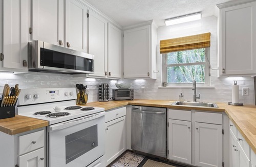 Dadeville Cottage | Lakefront Cottage Near Auburn with Pool & Spa Amenities!