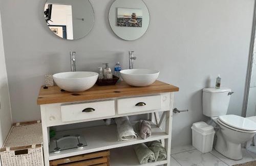 Kidd's Beach House | Cozy Kidds Beach Cottage with Oceanfront Views